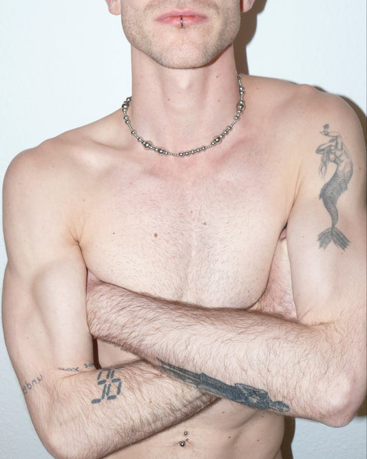 Bubbles steel necklace fronta close-up on model with crossed arms