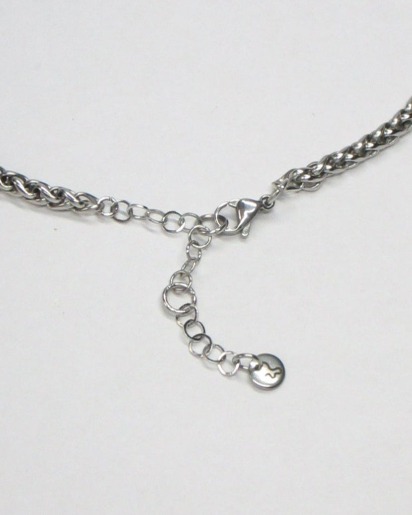 Cord necklace back closure detail