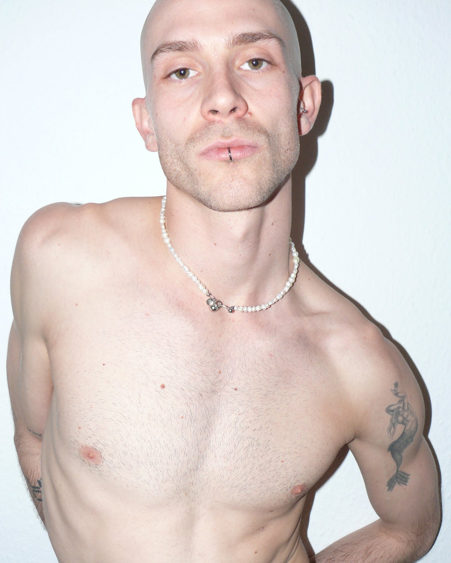 Freashwater pearls necklace with piercing closure close-up on model