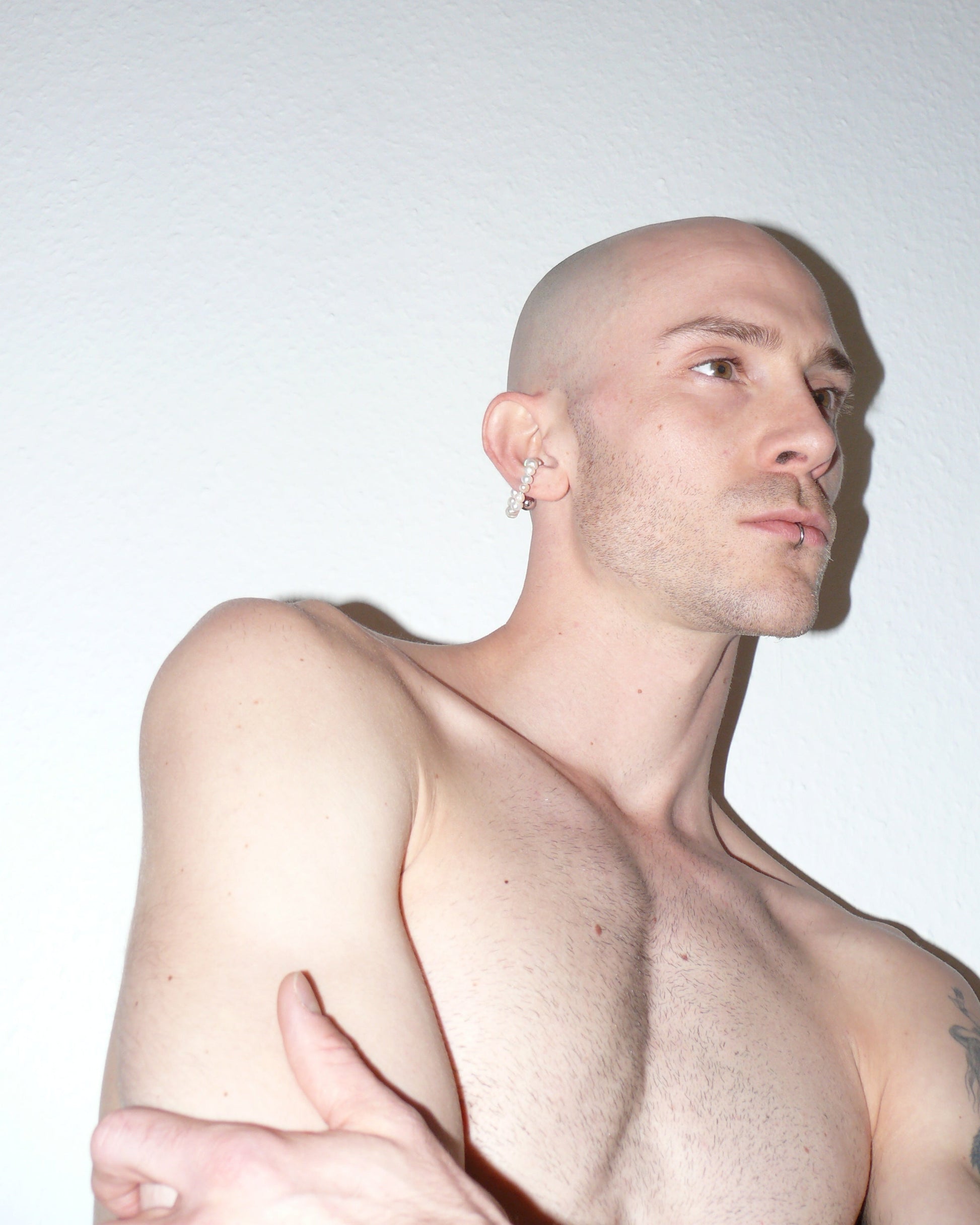 Freshwater pearls cuff with piercing decoration bottom portrait on model