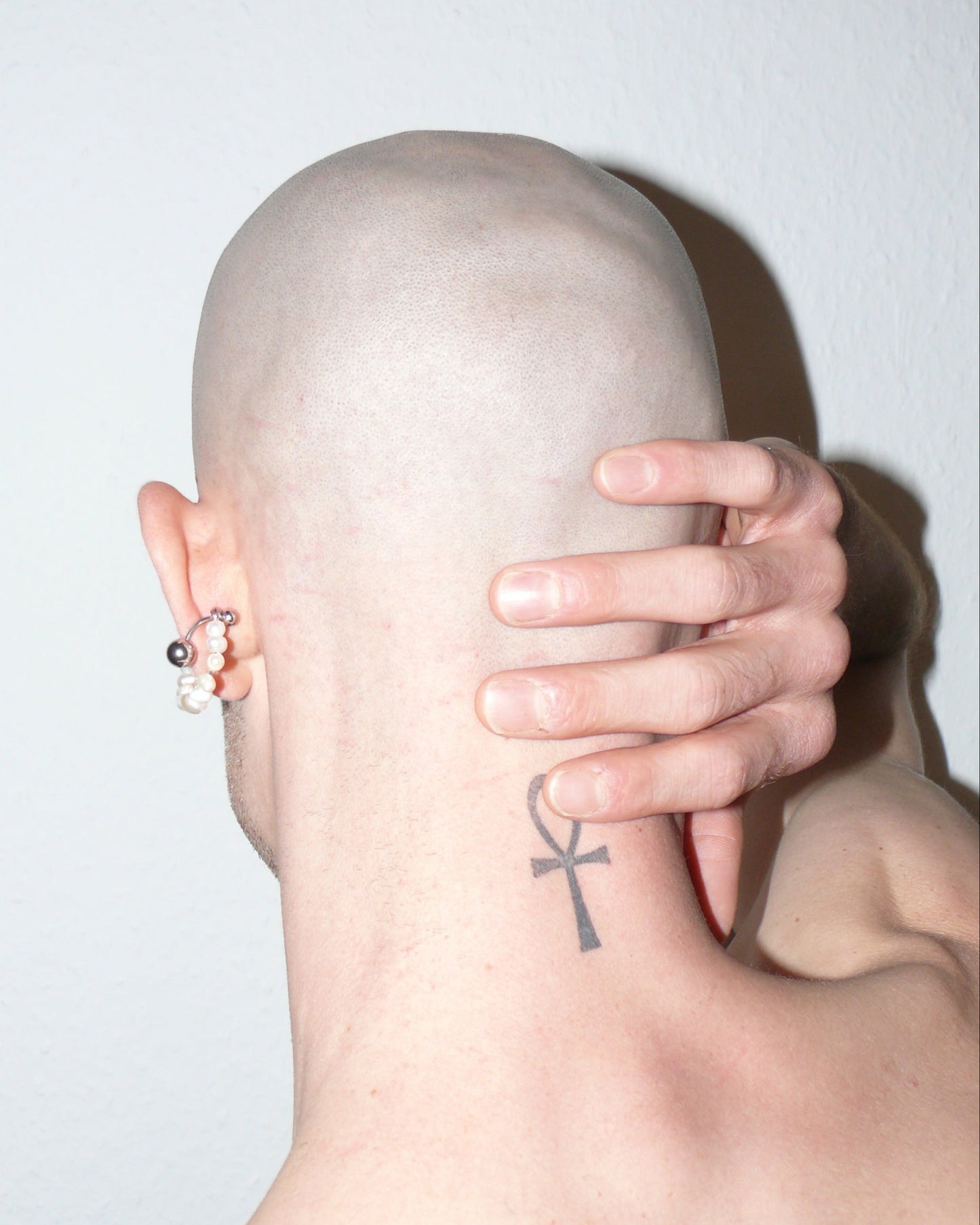 Freshwater pearls cuff with piercing decoration portrait on model back