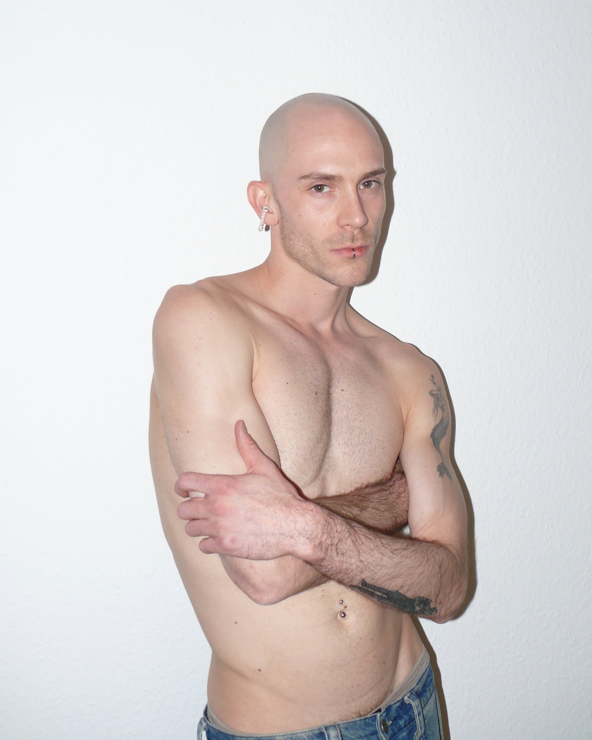 Freshwater pearls cuff with piercing decoration portrait on model with crossed arms