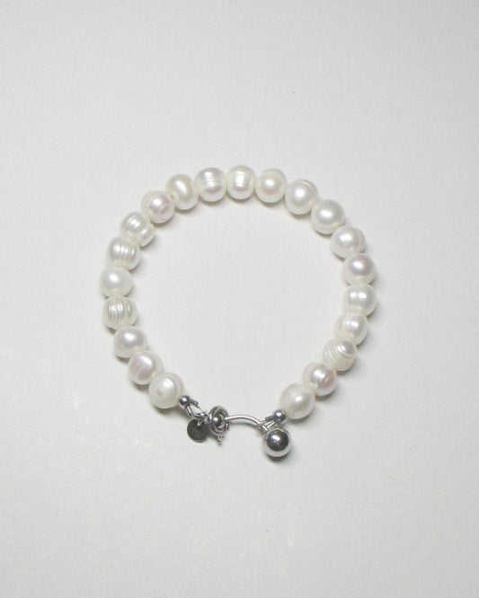 Gemstone freshwater pearls bracelet with piercing closure still portrait