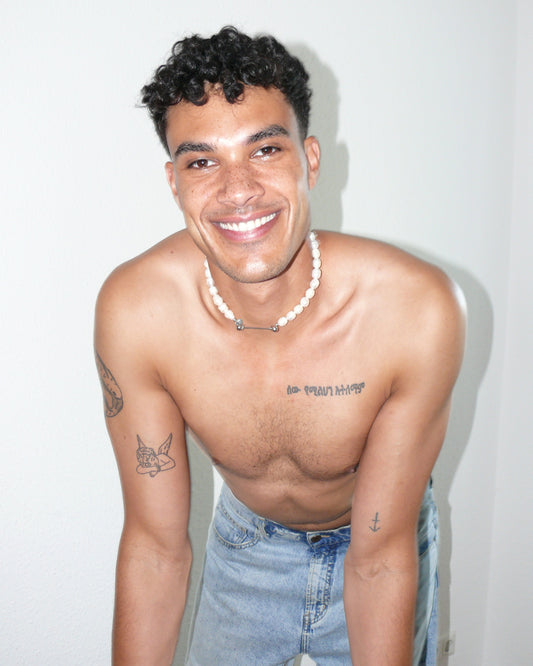 Gemstone freshwater pearls necklace with piercing closure portrait on poc model