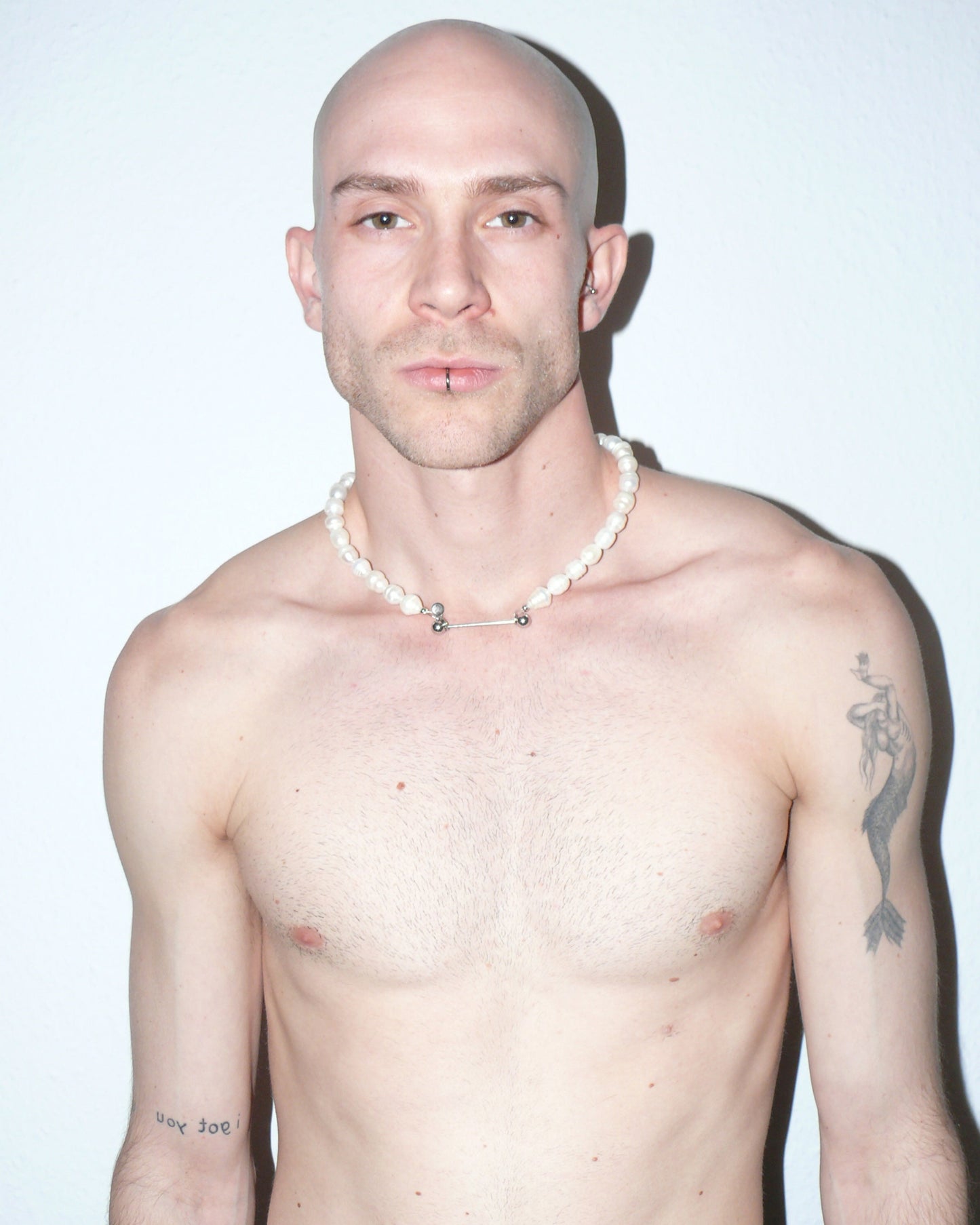 Gemstone freshwater pearls necklace with piercing closure portrait on white model with arms down