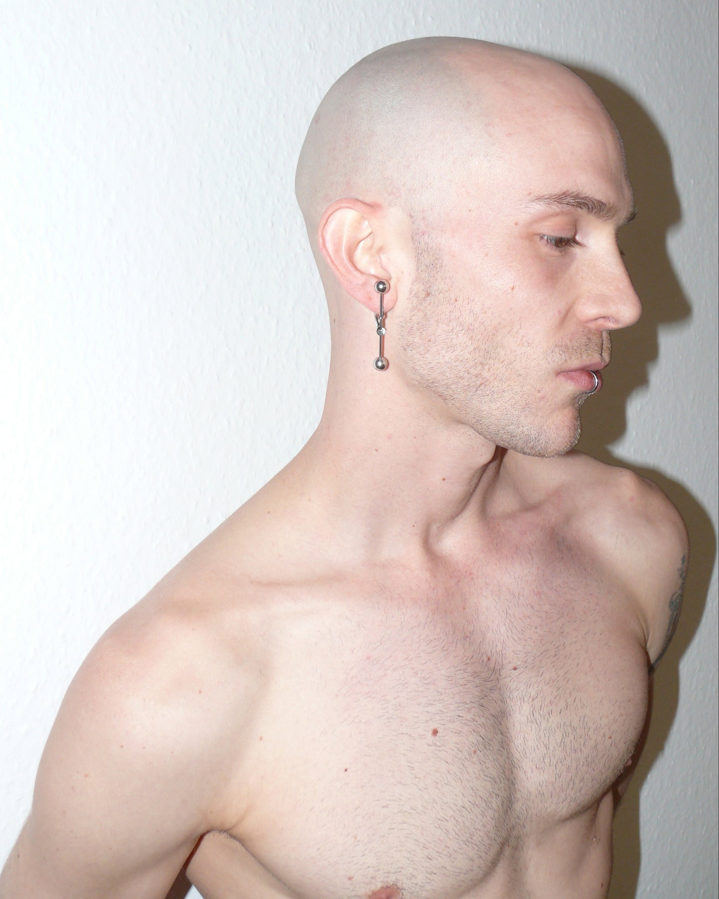 Maxi barbell piercing single earring side portrait on white model