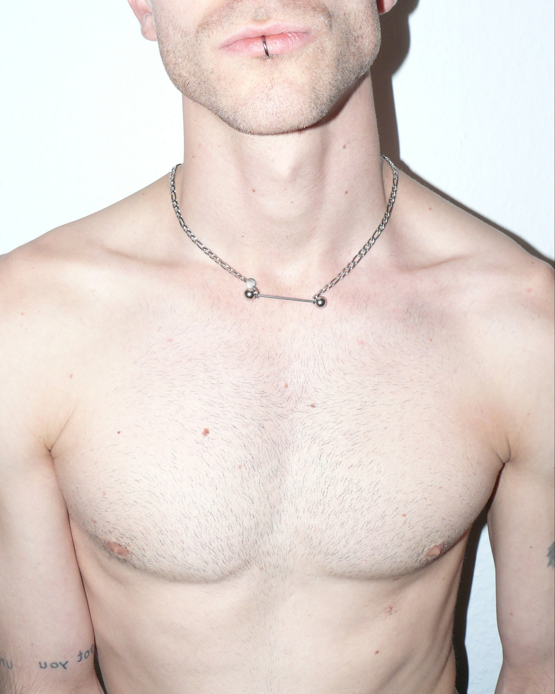 Maxi barbell steel necklace frontal close-up on model