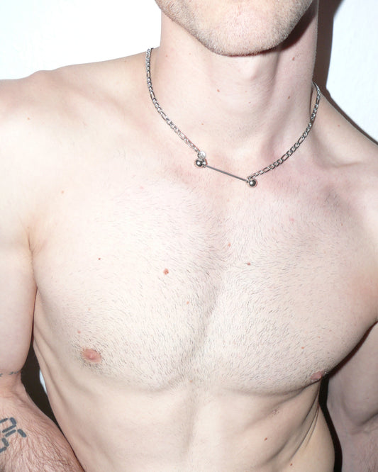 Maxi barbell steel necklace top close-up on model