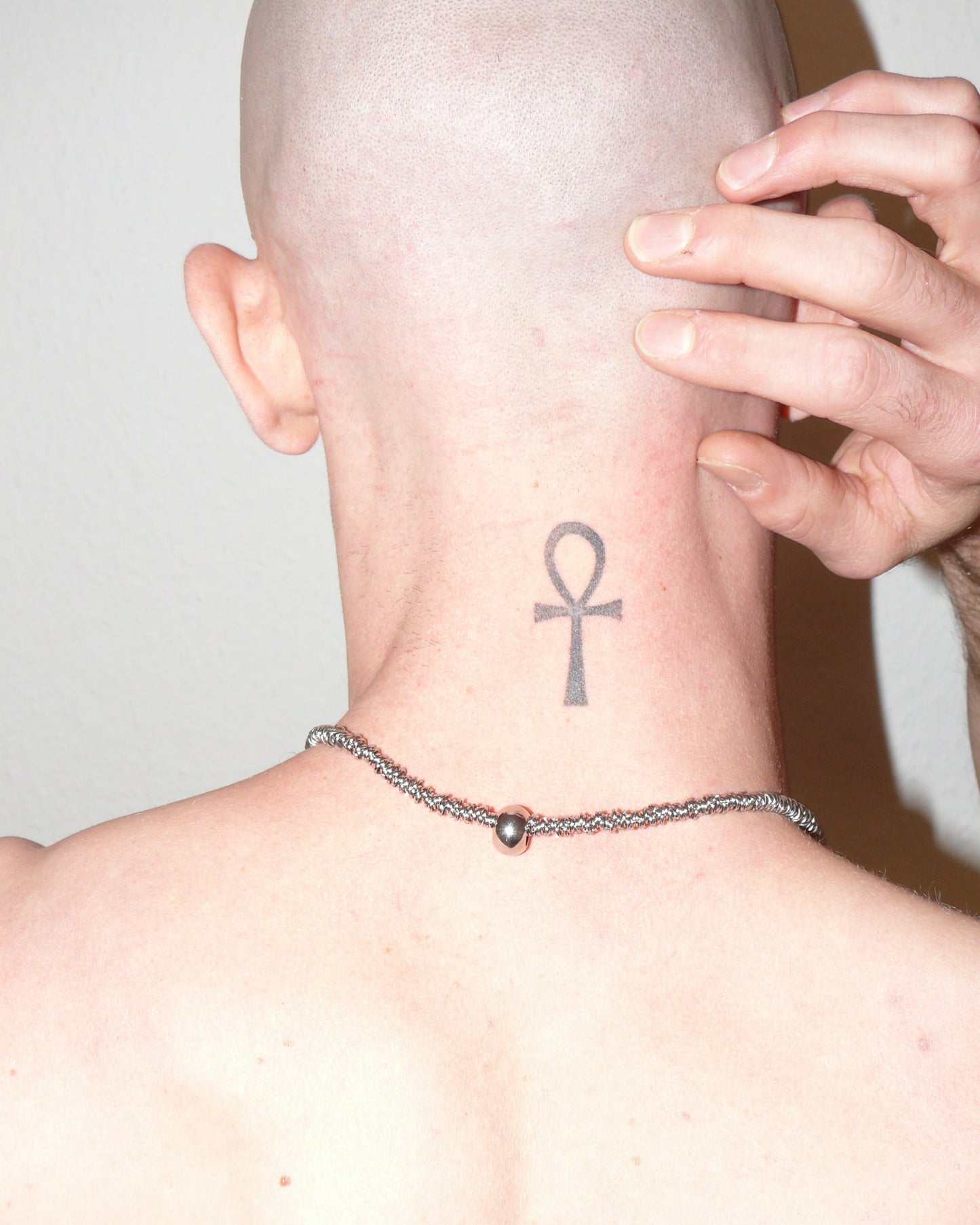 Mille steel rings necklace with central boulle decoration close-up model back