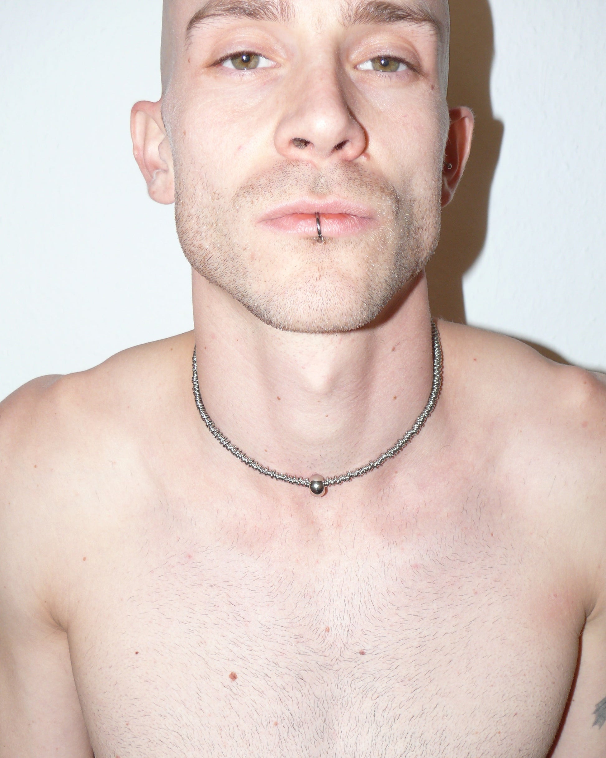 Mille steel rings necklace with central boulle decoration close-up on model