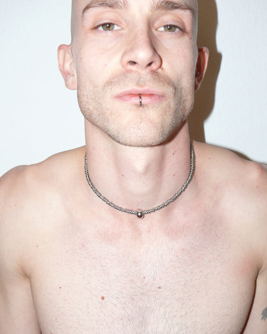 Mille steel rings necklace with central boulle decoration close-up on model