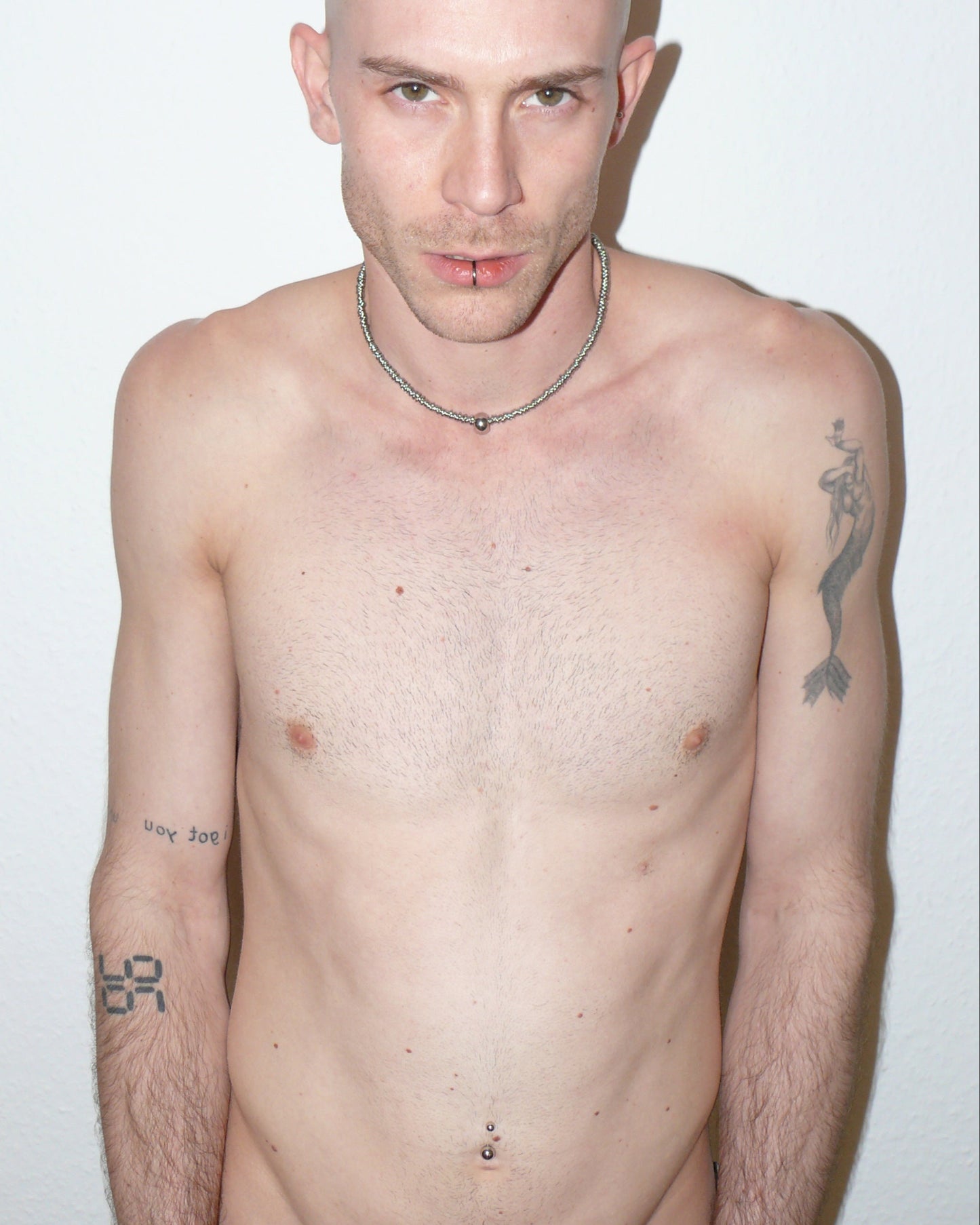 Mille steel rings necklace with central boulle decoration portrait model straight arms